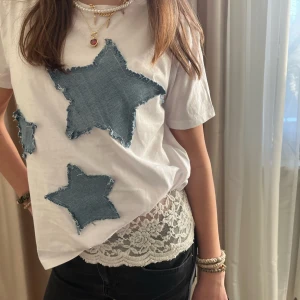 Modellen ”Linnea” - Vit tröja med jeansstjärnor✨