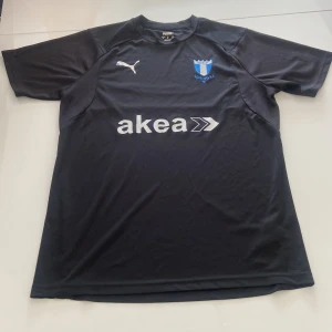 Malmö FF svart matchtröja Puma M - Svart Malmö FF fotbollströja från Puma i funktionsmaterial.