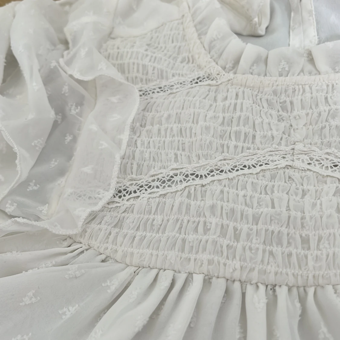 Vit volangblus från Gina Tricot - 3