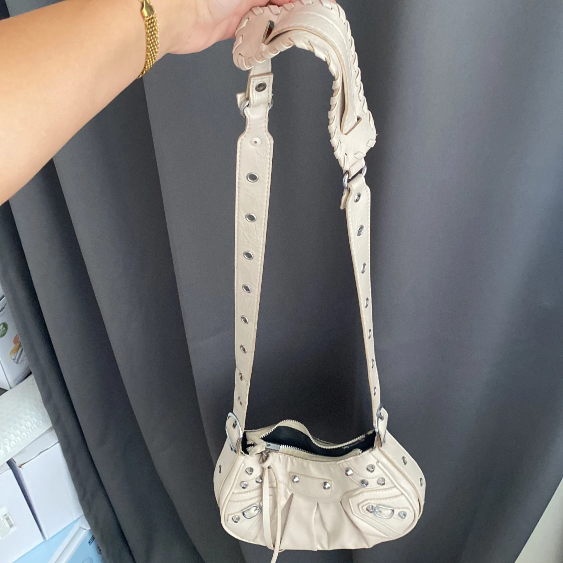 Beige axelväska i skinn med nitar - 3