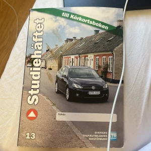 Körkortsboken, Studiehäftet till Körkortsboken & Vägmärken & vägmarkeringar - Perfekt paket för dig som vill ta körkort! Innehåller Körkortsboken, studiehäfte och häfte om vägmärken. Allt du behöver för att plugga teori och klara proven. Böckerna är tydliga och enkla att följa, anpassade för unga vuxna och studenter.