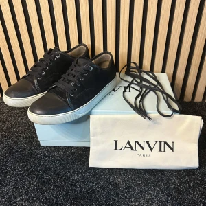 Lanvin svarta  - Svarta lanvins | Skick 8,5/10 | Skor, box, dustbag och extra snören | Storlek 40 men sitter mer som 41-42 | Hör gärna av dig vid minsta fundering😊