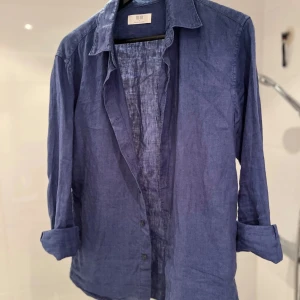 Uniqlo 100% Linne skjorta  - Riktigt bra skick, inga defekter. Perfekt till sommarn! passar 175-185cm | DM vid ytterligare frågor! 