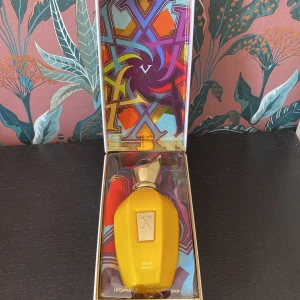 Xerjoff Erba Gold Eau de Parfum 60ml - Lyxig parfym från Xerjoff, Erba Gold, i en snygg gul flaska med gulddetaljer och unik, skulptural kork. Flaskan rymmer 100ml och kommer i en färgstark, exklusiv box. Perfekt för dig som gillar statement-dofter och snygg design.