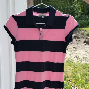 Randig pikéklänning Hampton Republic - Snygg pikéklänning från Hampton Republic i rosa och marinblå breda ränder. Klänning är endast använd några få gånger.