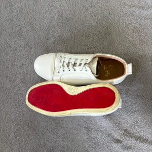Vita Louboutin skor - Snygga Louboutin skor i bra skick, snygga till sommaren, st 42, kom privat för fler svar