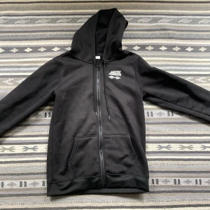”Arctic Monkeys” hoodie. (Inte officiell merch) Med dragkjedja. - Köpt på Amazon. 95% polyester 5% spandex. Tvättbar. Orginalpris 250 kr. Oanvänd.