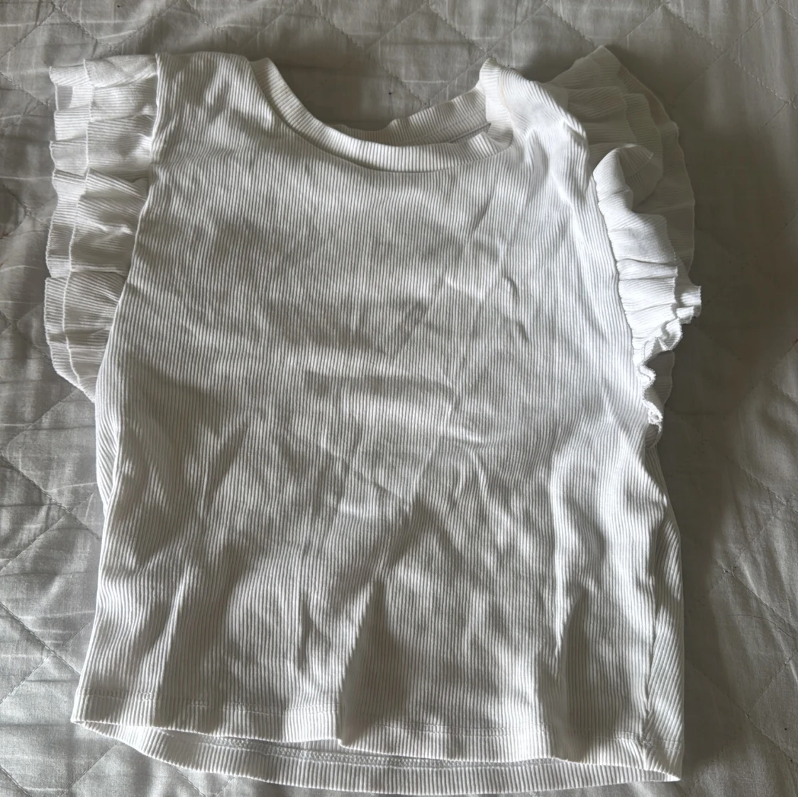 Vit ribbad topp med volangärmar - 1