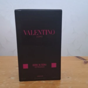 Valentino Uomo Born In Roma Extrados - Lyxig parfym från Valentino, Born In Roma Extrados. Flaskan är svart med nitar och har en modern, edgy design. Märkets logga i rosa på både kartong och flaska. Perfekt för dig som gillar exklusiva och stilrena dofter.