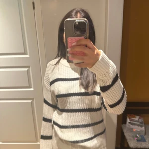 Svart vit randig tröja - Jätte fin tröja som ser lite virkad ut. Den har en liten fläck som knappt syns av vid axeln( se på bild 2) har dock inte försökt att få bort den.