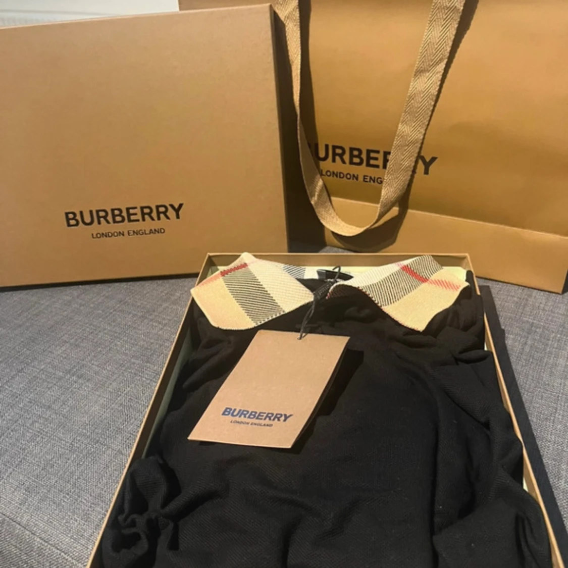 Svart Burberry pikétröja med rutig krage
