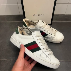 Gucci ace  - Tja! Säljer nu dessa Gucci ace skor som är perfekt nu till sommaren!☀️Storlek uk 7 passar dig som har eu 42! Skick 8/10( lite sliten på insidan av skon annars inga stora defekter) Box medföljs vid köp! Om du har några frågor eller funderingar är det bara att höra av sig!🙌