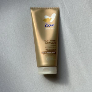 Dove Summer Revived Tanning Lotion - Dove Summer Revived gradual tanning lotion med aloe vera-extrakt och återfuktande glycerin. Ger en lätt till medium solkysst ton och silkeslen hud. Kommer i en guldig tub och är perfekt för dig som vill ha glow året runt. Är nästan helt full och bara använd 1 gång eftersom jag var lite för mörk. 
