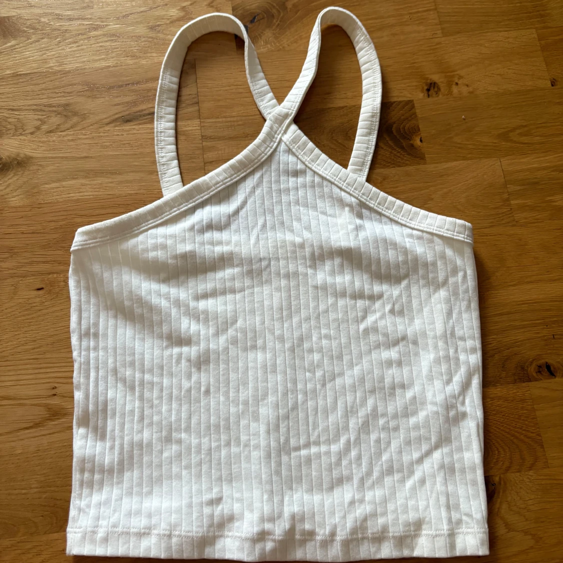 Vit ribbad linnetopp med korsade band