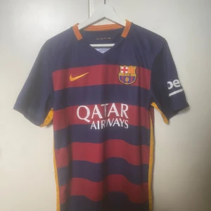 ivan rakitic barcelona tröja - ivan rakitic storlek s. Köpt på Camp nou. Använder ej längre!