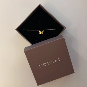 Edblad fjäril halsband - Beskrivning från edblads hemsida: Storlek 10x9 mm, kedjans justerbara längd 42-45 cm Blank 14K guldplätering på rostfritt stål Nickelsäkert Vattentålig. Orginalpris 299kr