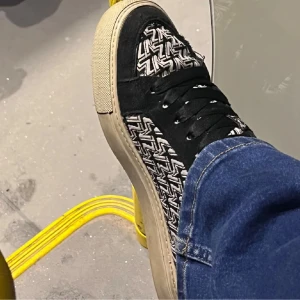 Svartvita sneakers med mönster - Säljer mina snygga Zadig skor! Storlek 40 men passar även 39 skulle jag säga. Det är i okej bra skick, ( rengörs innan jag skickar). En liten tråd lös men inget mer. Tyvärr inte box eller kvitto kvar. Men äkta 