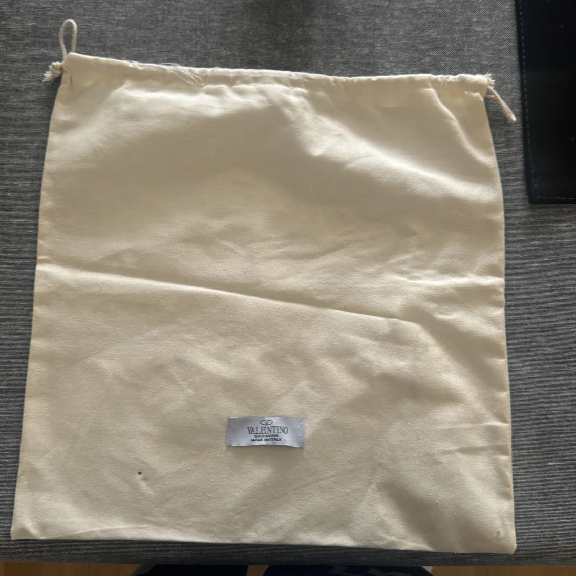 Beige dustbag från Valentino