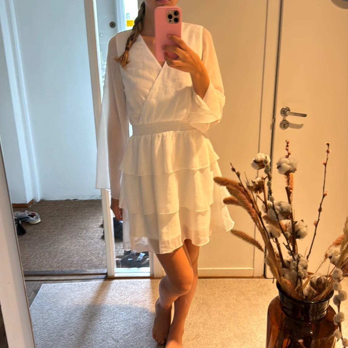 Vit omlottklänning med volanger