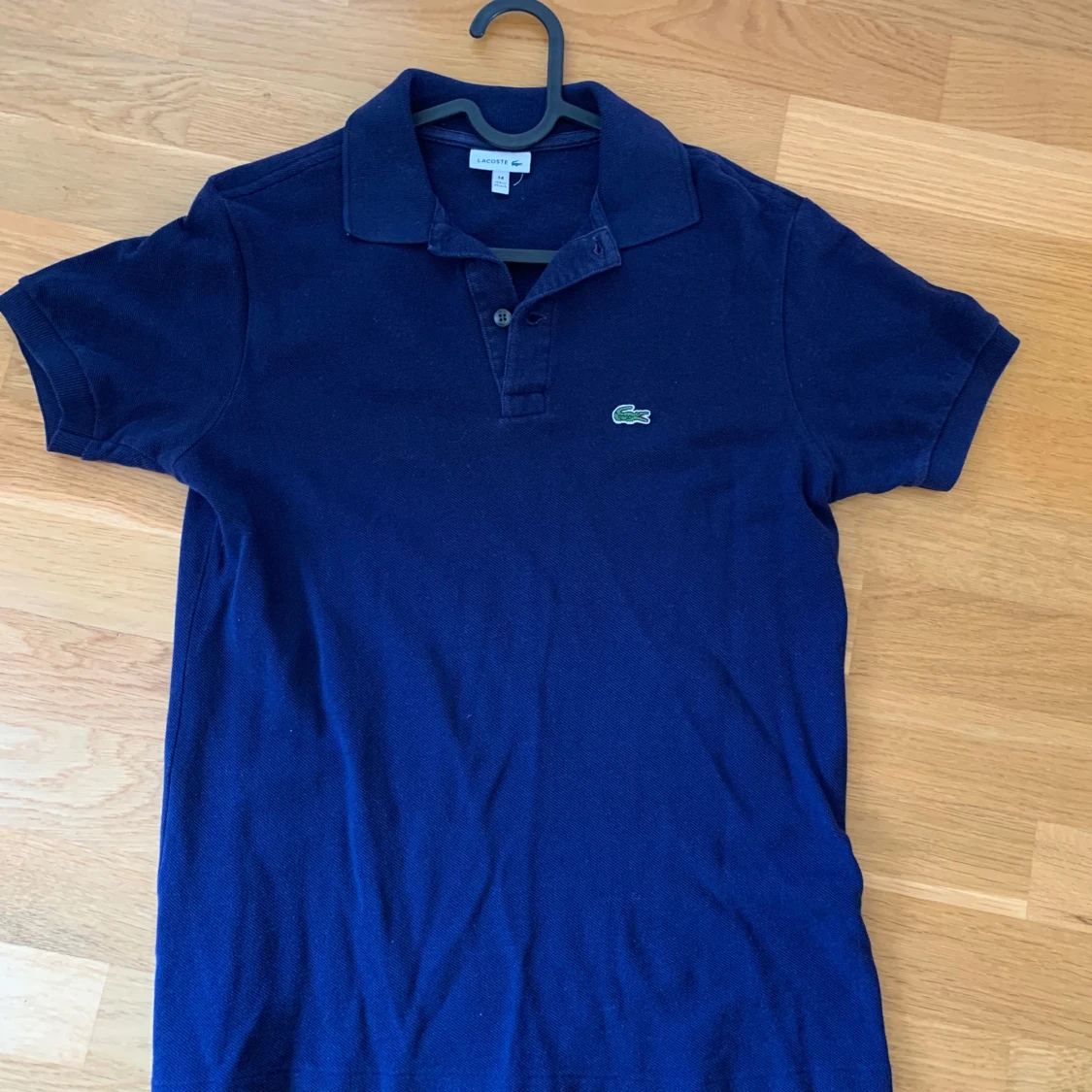 Marinblå pikétröja från Lacoste