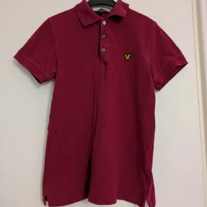 pikétröja från Lyle & Scott - Säljer en pikétröja från Lyle & Scott med klassisk krage, tre knappar och den ikoniska gula fågel-loggan broderad på bröstet. Den är ljusare än på bilderna. Lite urtvättad, men inte mycket. Därav det billiga priset, givetvis i bra skick ändå. Tröjan är i 100% bomull. Perfekt för en stilren och avslappnad look.
