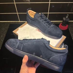 Sprillans nya Loubs! - Den är i storlek 43, dvs 27.5cm i längd och 9cm bred. Allting tillkommer på bild —> Dustbag kvitto och lådan med kommer. Priset är ej hugget i sten. Vid snabb affär kan priset diskuteras!