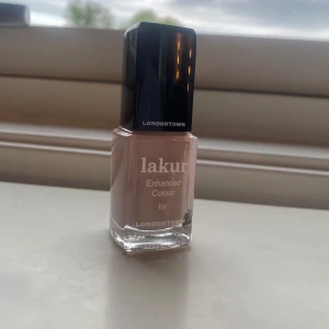 Londontown Lakur nagellack Honeymoon - Ljusrosa nagellack från Londontown i nyansen Honeymoon. Kommer i en stilren fyrkantig glasflaska med svart lock. Ger en mjuk, nude-rosa finish som passar perfekt för en clean och fräsch look. Enkel att applicera med klassisk borste. Nypris 200kr helt oöppnad 