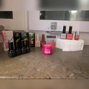 Gel polish, builder gel, diamond bits, wipes,  uv-lampa, led - Gel Polish Factory: Peach Fuzz & Second Best. Mini Macaron 4 g: Cinnamon Spice. Silcare builder gel: Milkshake 15 gram (only opened, see pic). Bluesky: Field Fox, Ruby Ritz & Iced Pink. Venalisa: 402, 457 & 506. Semilac wipes. Diamond bits. Semilac 3 ml: Base coat, Top coat, Color 231 (classic red), Color 032 (light pink). Semilac colors have been used one time, base and top have been used twice but there's still product left in them. Silcare just opened, but never used. The rest are brand new. 