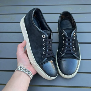 Lanvin - Säljer dessa feta lanvins ! Size 41-42! Skick 7,5/10. Vad ingår? Endast skorna. Nypris 5500kr Hör av dig vid minsta fundering ✌️