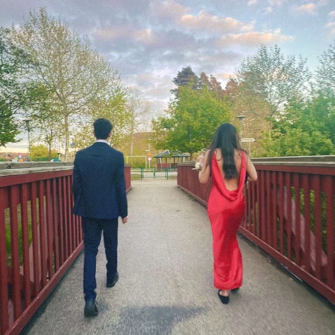 Röd långklänning med öppen rygg - 2