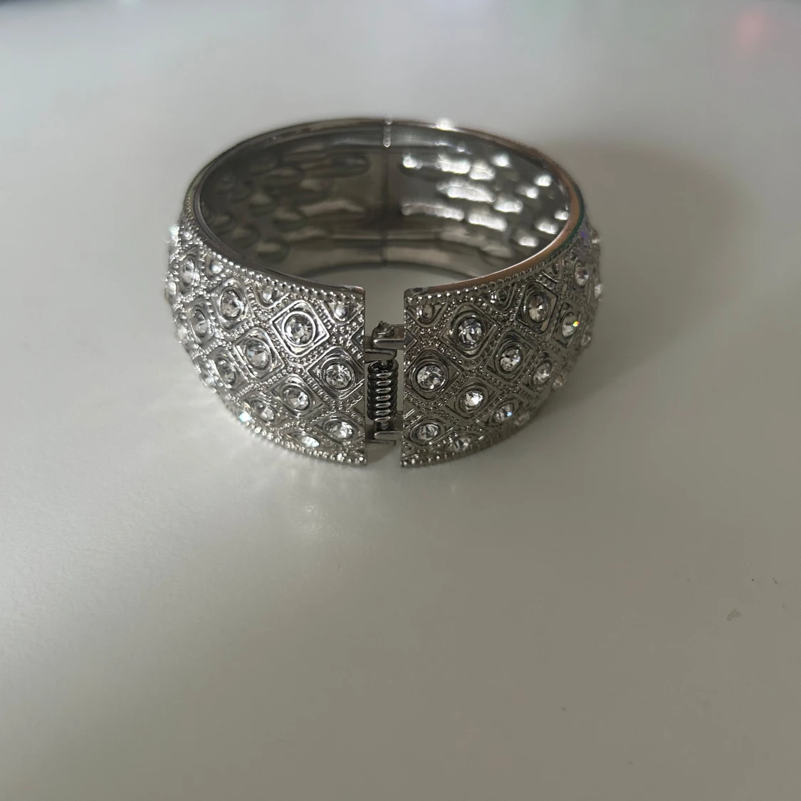 Bredt silverfärgat armband med stenar - 1