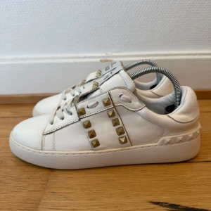 Valentino rockstud sneakers - Säljer nu dessa fina valentino rockstud skor | Storlek 37 | Väldigt fint skick | Kvitto ingår som intygar äktheten | Hör gärna av er vid frågor eller funderingar