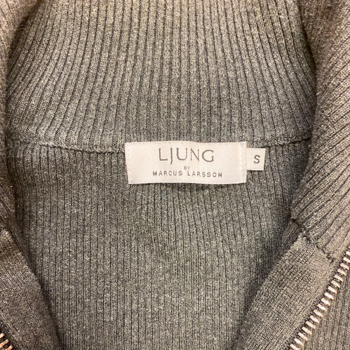 Mörkgrå stickad kofta från Ljung - 3