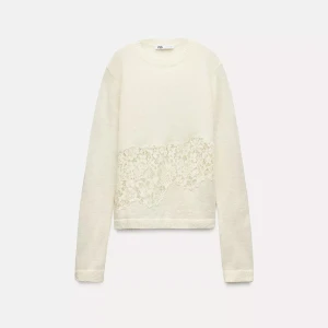 Vit tröja med spets från Zara - Snygg vit tröja från Zara med lång ärm och dekorativ spetsdetalj över magen. Tröjan har en klassisk rund halsringning och är tillverkad i mjukt material som känns skönt mot huden. Perfekt för dig som gillar stilrena plagg med en twist. Storlek L men passar mig som är M 