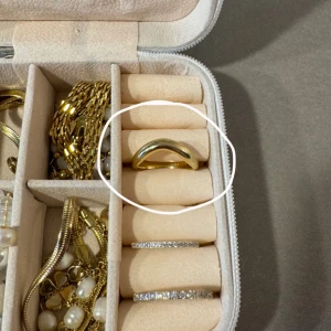 Edblad Ring - Böjd stilren ring från Edblad i guldplätering. Ringen är köpt för 2 månader sedan och använd ca 5 gånger.              Ringen är i Stolek L.