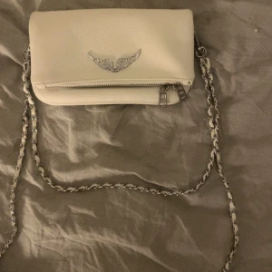 Zadig väska vit - Fin vit väska från zadig som aldrig kom till användning, priset är inte skrivet i sten