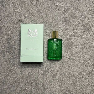 Parfums de Marly – Greenley  - Billigt pris pågrund av defekt på sista bild.  Parfums de Marly – Greenley (sprayad 1 gång) 🌿  Säljer en Parfums de Marly Greenley som endast är sprayad en gång – doften är fräsch, grön och lyxig! 	•	🧴 Sprayad 1 gång 	•	📦 full flaska 	• Osäker på äkthet  	•	💸 Därför säljs den till ett mycket lågt pris  118