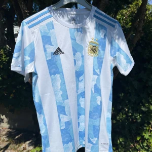 Argentina 2020 fotbollströja - Argentinas hemmatröja 2020. Tröjan dem vann sin första copa America i. Skick: 7.5/10, Inga skador. Storlek M, pris kan diskuteras.