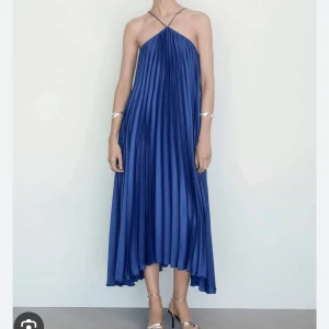 Mango plisserad halterneckklänning - slutsåld klänning från Mangos förra säsong. Ny med prislapp 