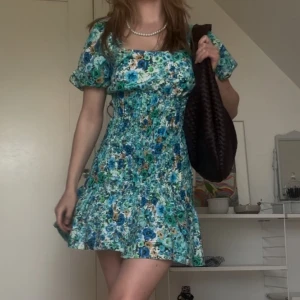 Blommig kortklänning från Zara - Supersöt blommig klänning från Zara i storlek s. Klänningen är aldrig använd 🩷 ställ gärna frågor och pris kan diskuteras🌸🩷
