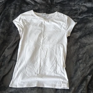 Vit t-shirt från Zara - Vit t-shirt från zara. Det är storlek s men känns lite mer åt xs hållet. Säljer då den inte kommer till användning. Den sitter tajt på.
