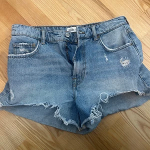 Blå jeansshorts från Zara - Säljer ett par blå jeansshorts från Zara. Säljer pga att de inte passar mig tyvärr 