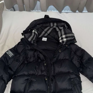 Burberry jacka/väst - Säljer denna burberry jackan då jag inte använt den sedan jag köpt den. Jackan är i mycket bra skick och bara använt den få gånger. Har ägt jackan sen januari 
