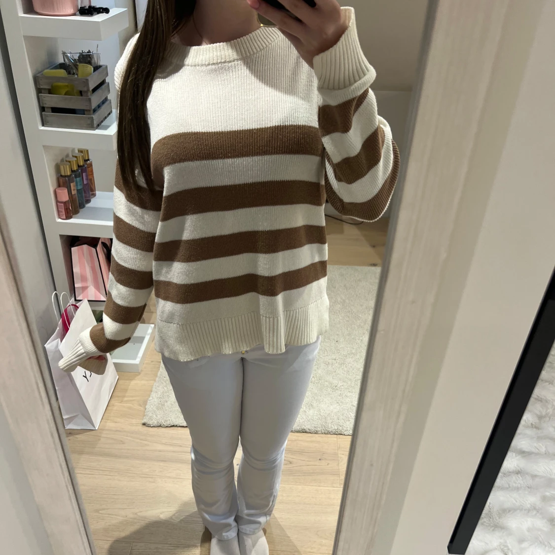 Randig stickad tröja i beige och vitt