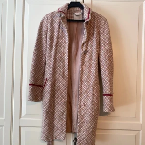 Rutig rosa kappa  - Rosa kappa med typ vävda detaljer från märket studio by sisters i strl M