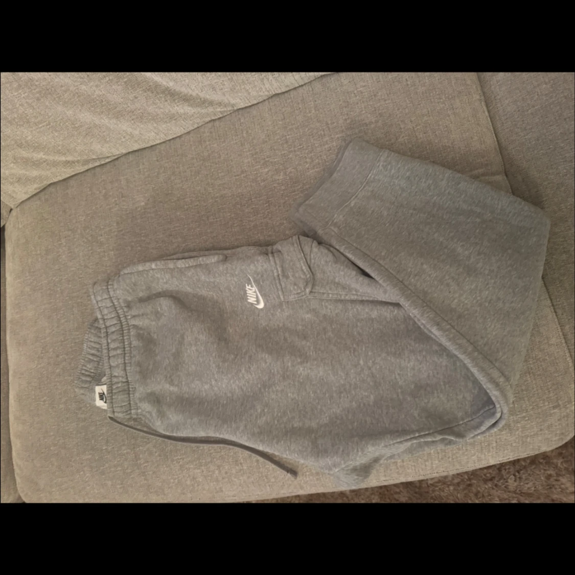 Grå mjukisbyxor från Nike