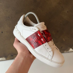 Valentino Open - Säljer nu ett par Valentino Opens, unik fast ändå stilren modell || Skick - 8/10 || Storlek - 38.5 || OG - Extra Snören || 1899:- || Mer bilder & info finns i PM