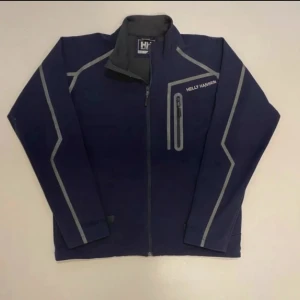 Helly Hansen jacka - Marinblå Helly Hansen jacka //  Storlek M //  Mycket bra skick //  Pris kan diskuteras //  Skriv vid minsta fråga eller fundering💯🤝