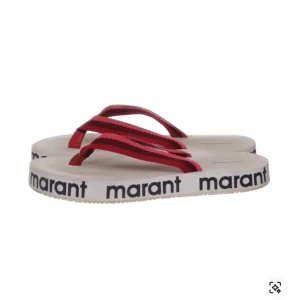 Isabel Marant sandaler - Säljer ett par vita sandaler från Isabel Marant med breda röda och svarta remmar. Sulan är tjock och har Marant-loggan tryckt runt om. Perfekta för varma dagar och enkel att matcha med sommarens outfits. Super snygga till jeans när marant sulan sticker fram