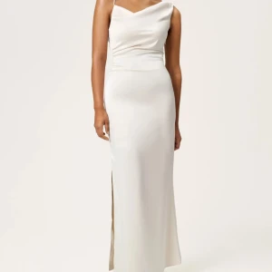 Adoore klänning - Säljer min fina Almeria klänning ifrån Adoore eftersom jag hittat en annan till balen. Aldrig använd men inga prislappar kvar. Sitter superfint men kommer inte komma till användning, den är liten i storlek så skulle säga att den hade passar en 38/40 perfekt! Nypris 1595kr